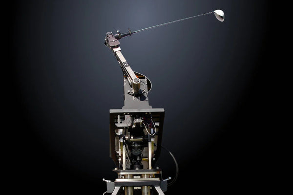 La résistance de Q est étayée par des données concrètes. Nous recourons à des tests de tir et à des essais robotisés conformes aux normes de l'industrie pour garantir que Q résiste parfaitement, même à des vitesses de swing extrêmes.
