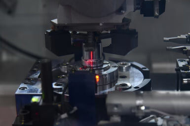 Pour garantir une précision absolue, les composants internes du Q sont fabriqués par moulage par injection de métal (MIM), une technologie couramment utilisée dans les secteurs de l'aérospatiale et des dispositifs médicaux.
